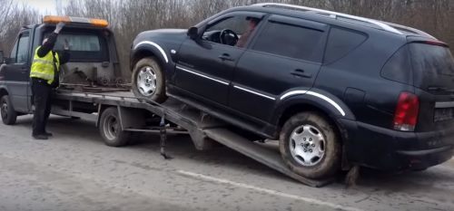 Фото погрузки внедорожника на платформу эвакуатора