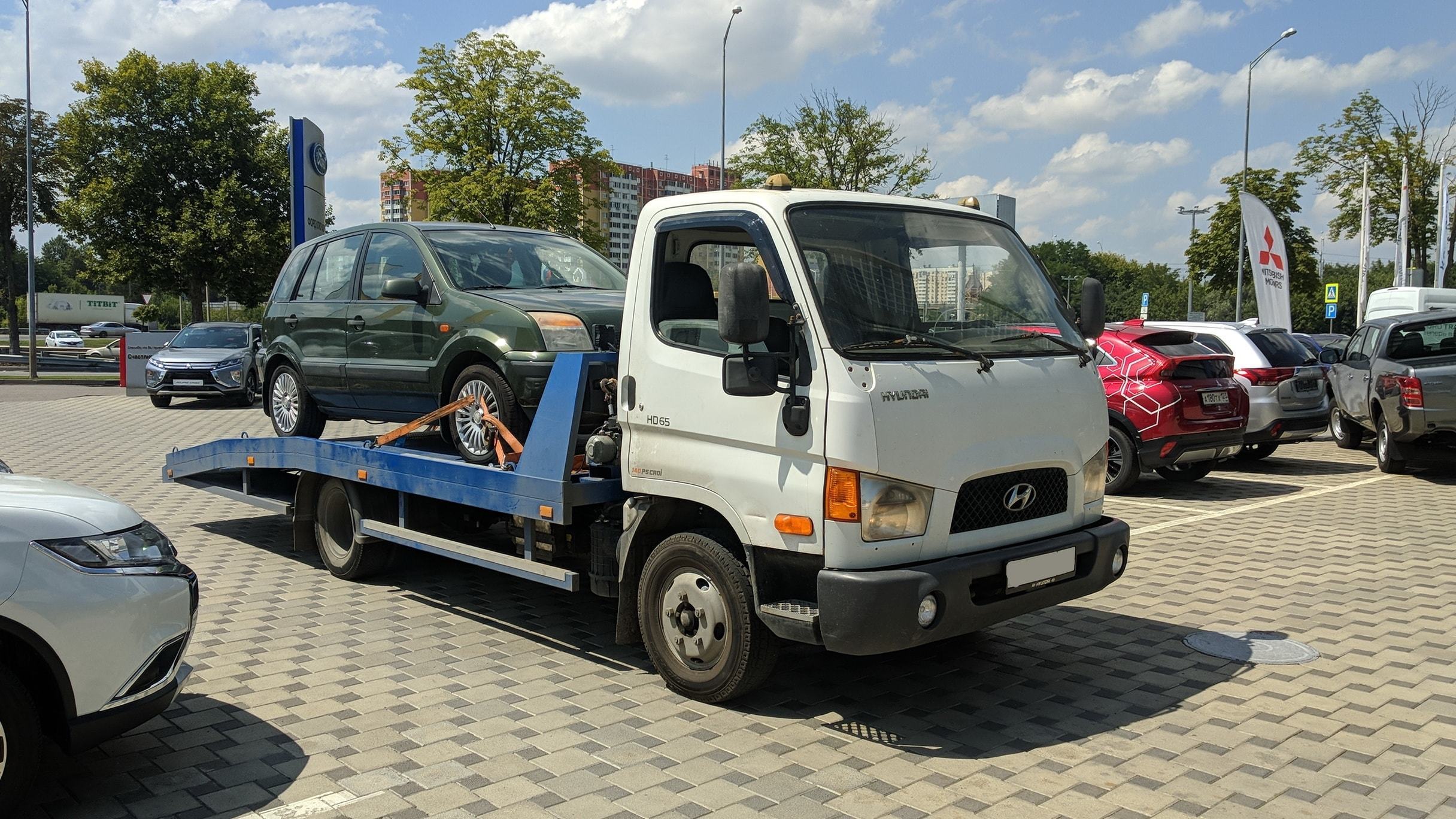 Фото эвакуации малолитражного авто в Сургуте
