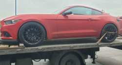 Фото спорткара на платформе эвакуатора