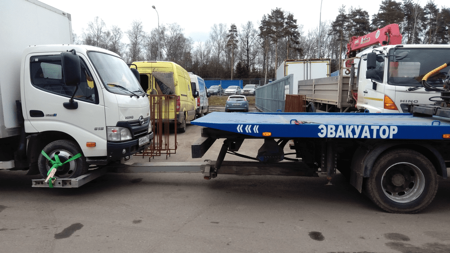 Фото грузового эвакуатора с частичной погрузкой