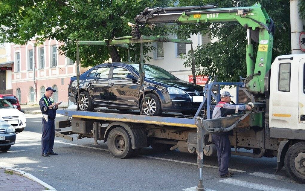 Фото эвакуации авто сотрудниками ГИБДД