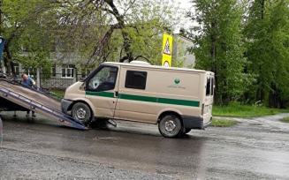 Фото погрузки авто инкассаторов на платформу эвакуаора