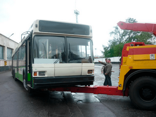 Фото эвакуации автобуса в Сургуте